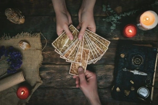 Muốn bói Tarot chính xác về tình yêu bạn cần rút 2 lá bài