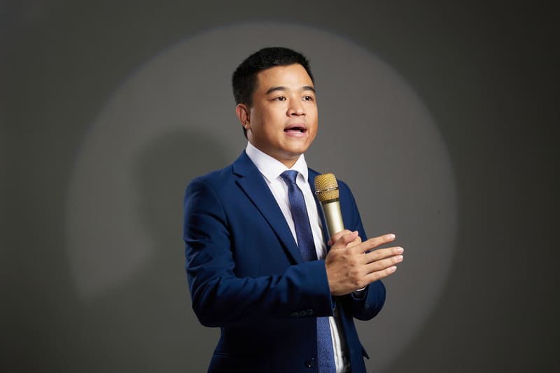 Thầy Louis Nguyễn